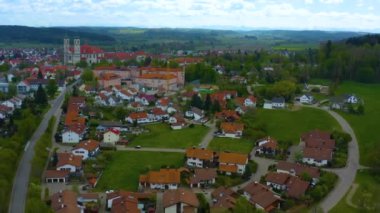 Almanya 'daki eski şehir merkezinin havadan görünüşü, güneşli bir bahar gününde Bavyera .