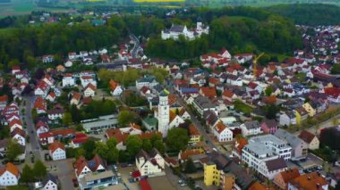 Almanya 'daki eski şehir merkezinin havadan görünüşü, güneşli bir bahar gününde Bavyera .