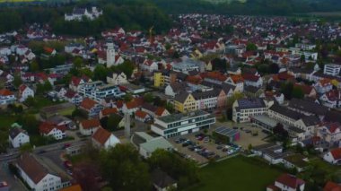 Almanya 'daki eski şehir merkezinin havadan görünüşü, güneşli bir bahar gününde Bavyera .