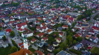 Almanya 'daki eski şehir merkezinin havadan görünüşü, güneşli bir bahar gününde Bavyera .