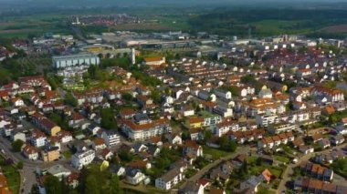 Almanya 'nın Senden kenti etrafındaki hava manzarası, güneşli bir bahar gününde Coronavirus kilitlemesi sırasında Bavyera.