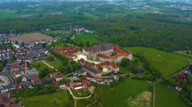 Ulm ve Mnster Katedrali 'nin güneşli bir bahar gününde Coronavirus' un kilitlenmesi sırasındaki görüntüsü..