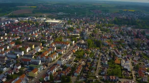 ドイツのセンデン周辺の空中風景 コロナウイルスのロックダウン中の晴れた春の日にバイエルン州 — ストック動画