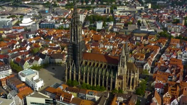 Luchtfoto Van Stad Ulm Mnster Kathedraal Duitsland Een Zonnige Lentedag — Stockvideo
