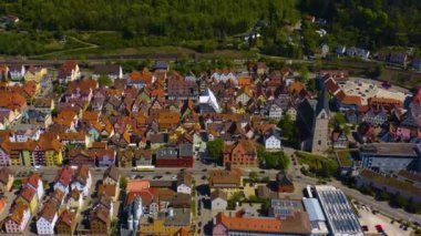 Almanya 'daki eski şehir merkezinin güneşli bir bahar gününde havadan görünüşü .