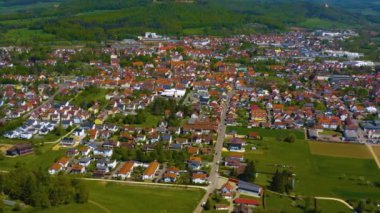 Almanya 'daki eski şehir merkezinin güneşli bir bahar gününde havadan görünüşü .