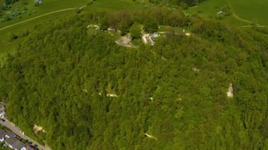 Almanya 'daki eski şehir merkezinin güneşli bir bahar gününde havadan görünüşü .