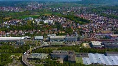 Almanya 'daki eski şehir merkezinin güneşli bir bahar gününde havadan görünüşü .