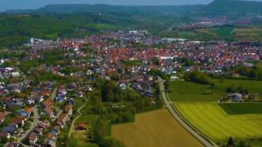 Almanya 'daki eski şehir merkezinin güneşli bir bahar gününde havadan görünüşü .