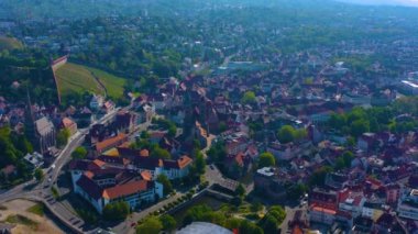 Almanya 'daki eski şehir merkezinin güneşli bir bahar gününde havadan görünüşü .