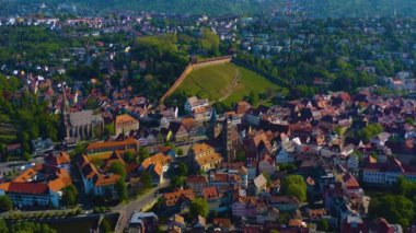 Almanya 'daki eski şehir merkezinin güneşli bir bahar gününde havadan görünüşü .