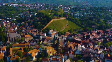 Almanya 'daki eski şehir merkezinin güneşli bir bahar gününde havadan görünüşü .