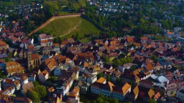 Almanya 'daki eski şehir merkezinin güneşli bir bahar gününde havadan görünüşü .