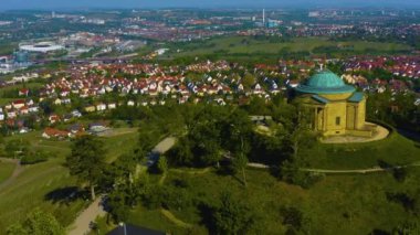 Almanya 'daki eski şehir merkezinin güneşli bir bahar gününde havadan görünüşü .