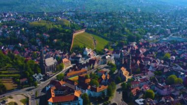Almanya 'daki eski şehir merkezinin güneşli bir bahar gününde havadan görünüşü .