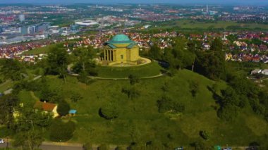 Almanya 'daki eski şehir merkezinin güneşli bir bahar gününde havadan görünüşü .
