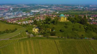 Almanya 'daki eski şehir merkezinin güneşli bir bahar gününde havadan görünüşü .