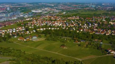 Almanya 'daki eski şehir merkezinin güneşli bir bahar gününde havadan görünüşü .