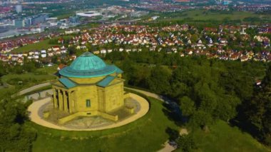 Almanya 'daki eski şehir merkezinin güneşli bir bahar gününde havadan görünüşü .
