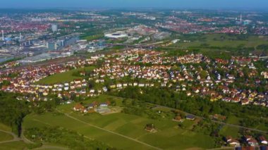 Almanya 'daki eski şehir merkezinin güneşli bir bahar gününde havadan görünüşü .