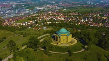 Almanya 'daki eski şehir merkezinin güneşli bir bahar gününde havadan görünüşü .