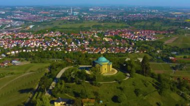 Almanya 'daki eski şehir merkezinin güneşli bir bahar gününde havadan görünüşü .