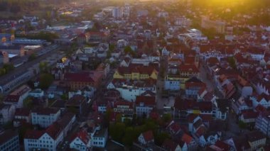 Almanya 'daki eski şehir merkezinin güneşli bir bahar gününde havadan görünüşü .