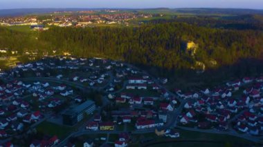 Almanya 'daki eski şehir merkezinin güneşli bir bahar gününde havadan görünüşü .