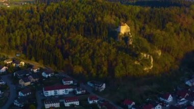 Almanya 'daki eski şehir merkezinin güneşli bir bahar gününde havadan görünüşü .