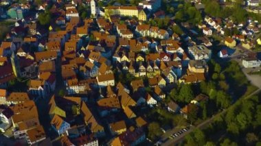 Almanya 'daki eski şehir merkezinin güneşli bir bahar gününde havadan görünüşü .