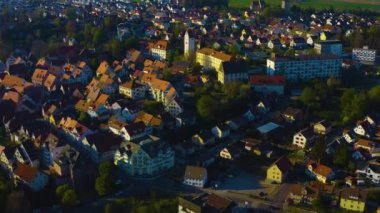 Almanya 'daki eski şehir merkezinin güneşli bir bahar gününde havadan görünüşü .