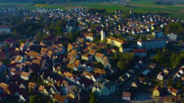 Almanya 'daki eski şehir merkezinin güneşli bir bahar gününde havadan görünüşü .