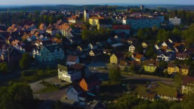 Almanya 'daki eski şehir merkezinin güneşli bir bahar gününde havadan görünüşü .