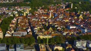 Almanya 'daki eski şehir merkezinin güneşli bir bahar gününde havadan görünüşü .