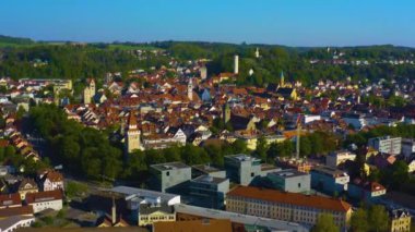 Almanya 'daki eski şehir merkezinin güneşli bir bahar gününde havadan görünüşü .