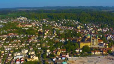 Almanya 'daki eski şehir merkezinin güneşli bir bahar gününde havadan görünüşü .