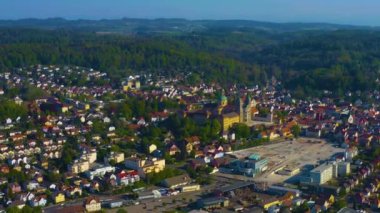 Almanya 'daki eski şehir merkezinin güneşli bir bahar gününde havadan görünüşü .