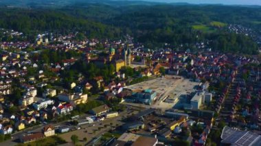 Almanya 'daki eski şehir merkezinin güneşli bir bahar gününde havadan görünüşü .