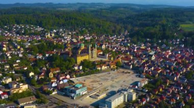 Almanya 'daki eski şehir merkezinin güneşli bir bahar gününde havadan görünüşü .