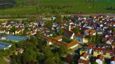 Almanya 'daki eski şehir merkezinin güneşli bir bahar gününde havadan görünüşü .