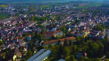 Almanya 'daki eski şehir merkezinin güneşli bir bahar gününde havadan görünüşü .