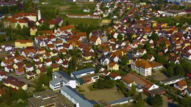 Almanya 'daki eski şehir merkezinin güneşli bir bahar gününde havadan görünüşü .