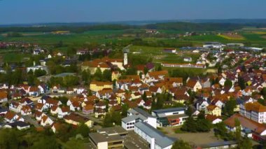 Almanya 'daki eski şehir merkezinin güneşli bir bahar gününde havadan görünüşü .