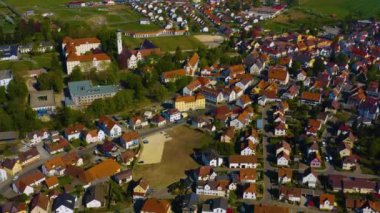 Almanya 'daki eski şehir merkezinin güneşli bir bahar gününde havadan görünüşü .