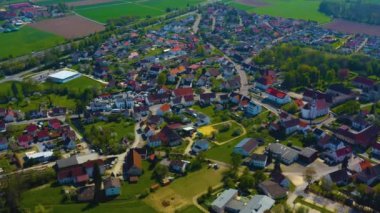 Almanya 'daki eski şehir merkezinin güneşli bir bahar gününde havadan görünüşü .