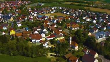 Almanya 'daki eski şehir merkezinin güneşli bir bahar gününde havadan görünüşü .