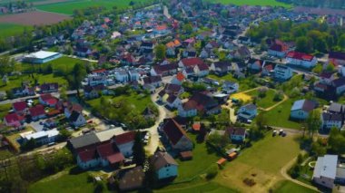 Almanya 'daki eski şehir merkezinin güneşli bir bahar gününde havadan görünüşü .