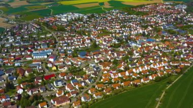 Almanya 'daki eski şehir merkezinin güneşli bir bahar gününde havadan görünüşü .