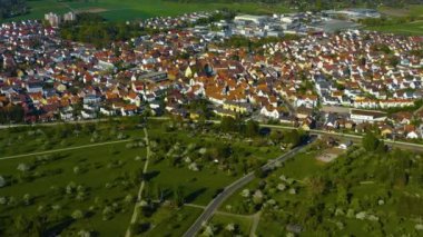 Almanya 'daki eski şehir merkezinin güneşli bir bahar gününde havadan görünüşü .