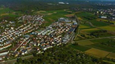Almanya 'daki eski şehir merkezinin güneşli bir bahar gününde havadan görünüşü .
